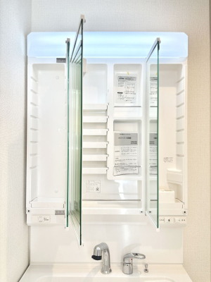 ���̑����� �O�ʋ��̗��ɁA���ϕi��q���p�i�Ȃǂ����[�\�B���ʑ����������ƕۂ��܂��I