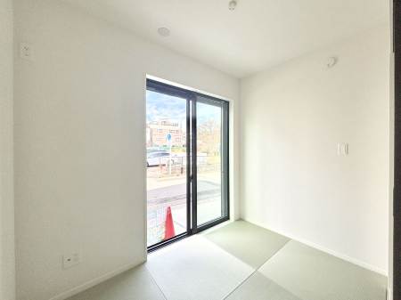 ���̑����� ���r���O�Ɨׂ荇���Ă���a���B�ق��ƈꑧ�ł���a�̋�Ԃ��Y�ꂸ�ɁB 