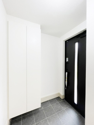 ���� �K���X�X���b�g�̓��������փh�A�������Ɍ���͂��Ă���܂�