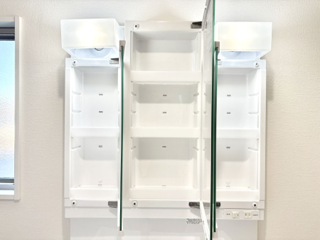 ���̑����� �O�ʋ��̗��ɁA���ϕi��q���p�i�Ȃǂ����[�\�B���ʑ����������ƕۂ��܂��I