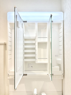 ���̑����� �O�ʋ��̗��ɁA���ϕi��q���p�i�Ȃǂ����[�\�B���ʑ����������ƕۂ��܂��I