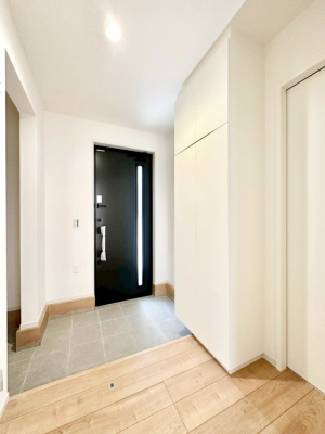 ���� �K���X�X���b�g�̓��������փh�A�������Ɍ���͂��Ă���܂�