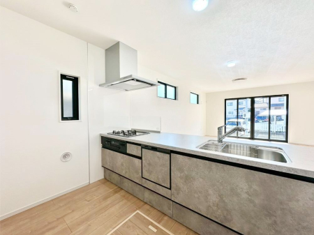 �L�b�`�� �u�₩�ȕ����ʂ蔲����L�b�`���B��������̂Ŗ��邭���C�ɂ��𗧂��܂��B�@