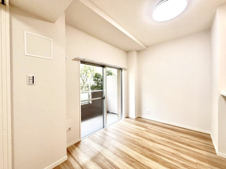 ̑ Ƒ̏Ί炪RƐ܂ĂAȕ͋C̃_CjOɎdオĂ܂B