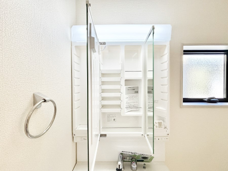 ���̑����� �O�ʋ��̗��ɁA���ϕi��q���p�i�Ȃǂ����[�\�B���ʑ����������ƕۂ��܂��I