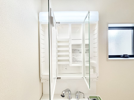 ���̑����� �O�ʋ��̗��ɁA���ϕi��q���p�i�Ȃǂ����[�\�B���ʑ����������ƕۂ��܂��I