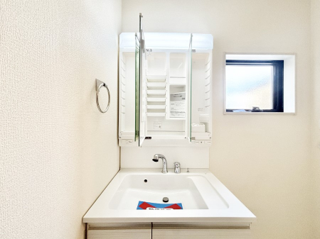 ���̑����� �O�ʋ��̗��ɁA���ϕi��q���p�i�Ȃǂ����[�\�B���ʑ����������ƕۂ��܂��I