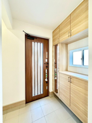 ���� �K���X�X���b�g�̓��������փh�A�������Ɍ���͂��Ă���܂��@