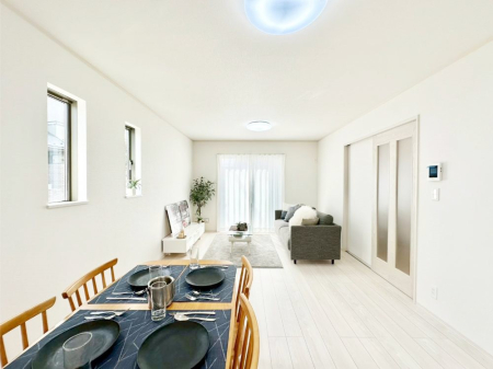 rO Ƒ̓₩Șbŕ܂閾邢rO