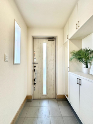 ���� �K���X�X���b�g�̓��������փh�A�������Ɍ���͂��Ă���܂�