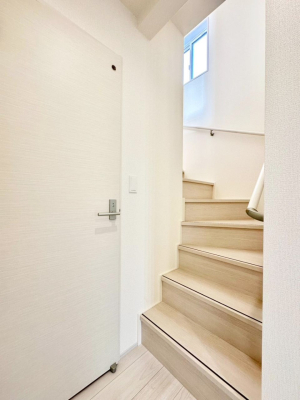 ���[ �G�ߕi���̕i�Ȃǂ����Ղ���[�o����2�K�[�˕t���B�@