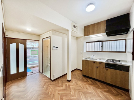 ̑ Ƒ̏Ί炪RƐ܂ĂAȕ͋C̃_CjOɎdオĂ܂B