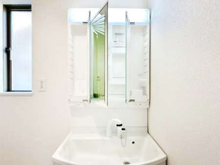 ���ʑ�E���ʏ� �O�ʋ��̗��ɁA���ϕi��q���p�i�Ȃǂ����[�\�B���ʑ����������ƕۂ��܂��I  