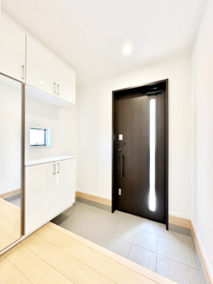 ���� �K���X�X���b�g�̓��������փh�A�������Ɍ���͂��Ă���܂�