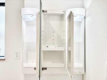 ���̑����� �O�ʋ��̗��ɁA���ϕi��q���p�i�Ȃǂ����[�\�B���ʑ����������ƕۂ��܂��I