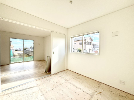 ���̑����� ���r���O�Ɨׂ荇���Ă���a���B�ق��ƈꑧ�ł���a�̋�Ԃ��Y�ꂸ�ɁB 