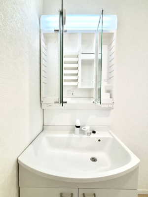 ���̑����� �O�ʋ��̗��ɁA���ϕi��q���p�i�Ȃǂ����[�\�B���ʑ����������ƕۂ��܂��I