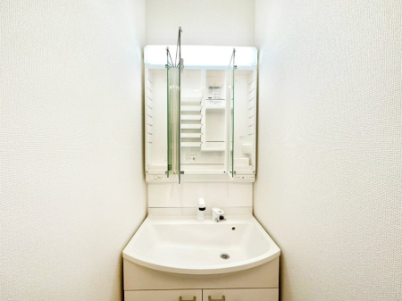 ���ʑ�E���ʏ� �O�ʋ��̗��ɁA���ϕi��q���p�i�Ȃǂ����[�\�B���ʑ����������ƕۂ��܂��I  