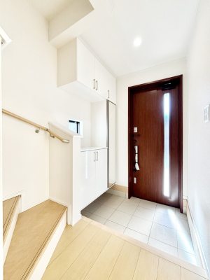 ���� �K���X�X���b�g�̓��������փh�A�������Ɍ���͂��Ă���܂�