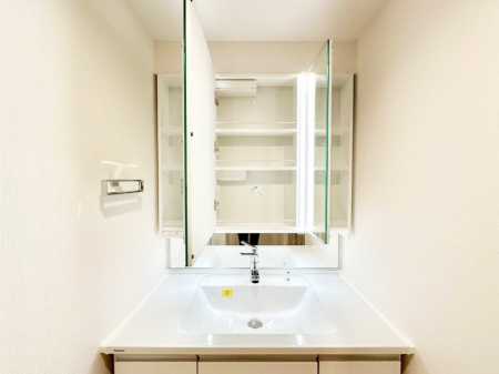 ���̑����� �O�ʋ��̗��ɁA���ϕi��q���p�i�Ȃǂ����[�\�B���ʑ����������ƕۂ��܂��I