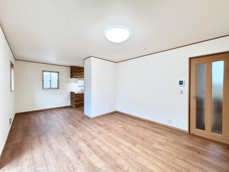 ̑ Ƒ̏Ί炪RƐ܂ĂAȕ͋C̃_CjOɎdオĂ܂B