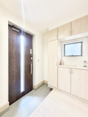 ���� �K���X�X���b�g�̓��������փh�A�������Ɍ���͂��Ă���܂�