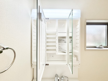 ���̑����� �O�ʋ��̗��ɁA���ϕi��q���p�i�Ȃǂ����[�\�B���ʑ����������ƕۂ��܂��I