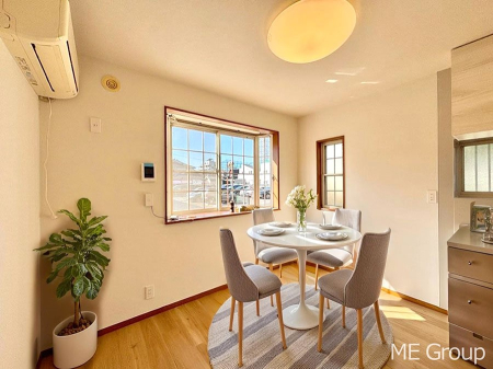 ̑ Ƒ̏Ί炪RƐ܂ĂAȕ͋C̃_CjOɎdオĂ܂BƋCGł