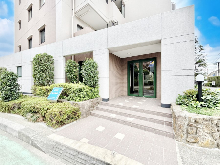 �G���g�����X �O�� �Y��ȃG���g�����X�́A���Z�҂�D�����}������Ă���܂�  �@