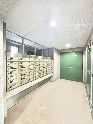 ���̑� �|�X�g�̓G���g�����X���ɂ���̂ŉJ�ɔG�ꂸ�X�ւ��󂯎��܂��ˁI�@