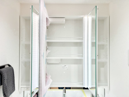 ���̑����� �O�ʋ��̗��ɁA���ϕi��q���p�i�Ȃǂ����[�\�B���ʑ����������ƕۂ��܂��I