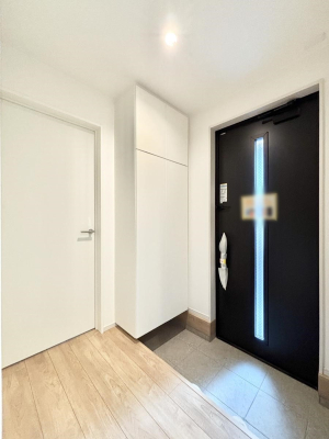 ���� �K���X�X���b�g�̓��������փh�A�������Ɍ���͂��Ă���܂�