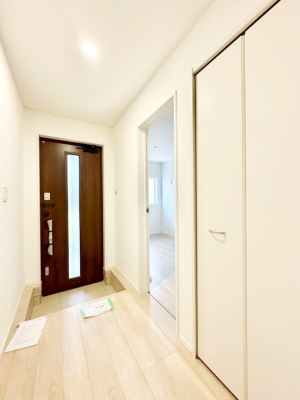 ���� �K���X�X���b�g�̓��������փh�A�������Ɍ���͂��Ă���܂�