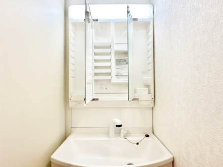 ���̑����� �O�ʋ��̗��ɁA���ϕi��q���p�i�Ȃǂ����[�\�B���ʑ����������ƕۂ��܂��I