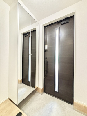 ���� �K���X�X���b�g�̓��������փh�A�������Ɍ���͂��Ă���܂�