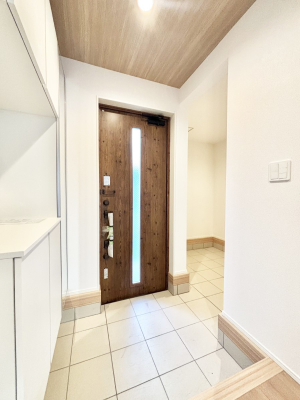 ���� �K���X�X���b�g�̓��������փh�A�������Ɍ���͂��Ă���܂�