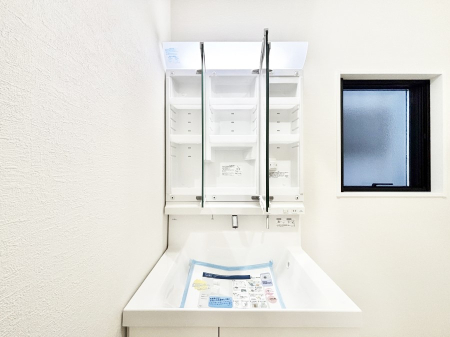 ���ʑ�E���ʏ� �O�ʋ��̗��ɁA���ϕi��q���p�i�Ȃǂ����[�\�B���ʑ����������ƕۂ��܂��I  