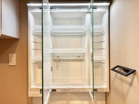 ���̑����� �O�ʋ��̗��ɁA���ϕi��q���p�i�Ȃǂ����[�\�B���ʑ����������ƕۂ��܂��I