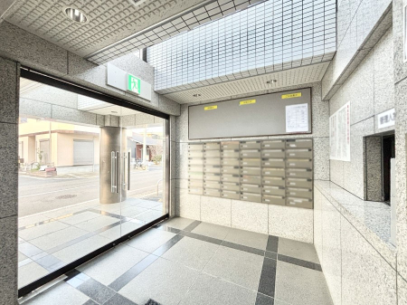 ���̑� �|�X�g�̓G���g�����X���ɂ���̂ŉJ�ɔG�ꂸ�X�ւ��󂯎��܂��ˁI