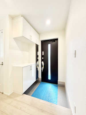 ���� �K���X�X���b�g�̓��������փh�A�������Ɍ���͂��Ă���܂�