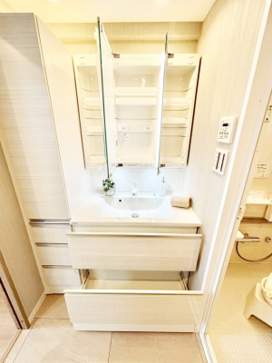 ���̑����� �O�ʋ��̗��ɁA���ϕi��q���p�i�Ȃǂ����[�\�B���ʑ����������ƕۂ��܂��I