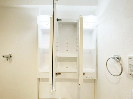 ���̑����� �O�ʋ��̗��ɁA���ϕi��q���p�i�Ȃǂ����[�\�B���ʑ����������ƕۂ��܂��I