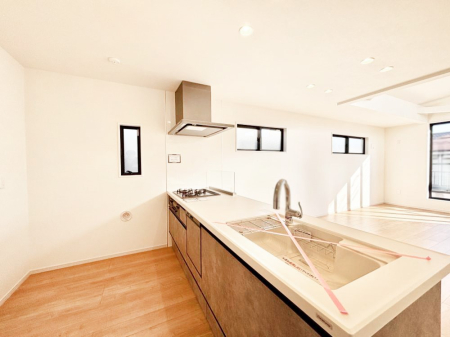 �L�b�`�� ���r���O�ŗV�Ԃ��q�l�������Ȃ��炨�������ł���ΖʃL�b�`��