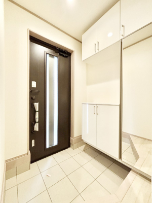 ���� �K���X�X���b�g�̓��������փh�A�������Ɍ���͂��Ă���܂�