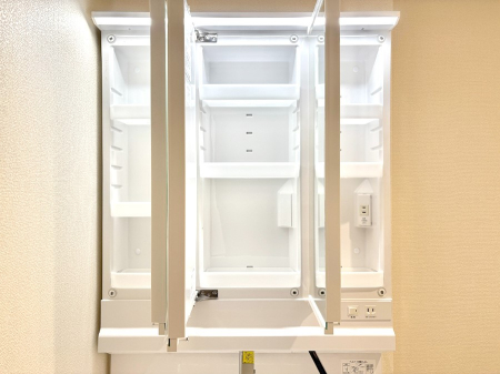 ���̑����� �O�ʋ��̗��ɁA���ϕi��q���p�i�Ȃǂ����[�\�B���ʑ����������ƕۂ��܂��I