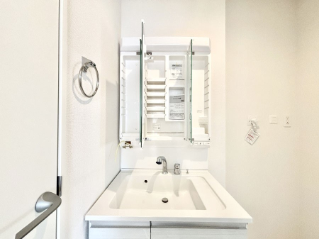 ���̑����� �O�ʋ��̗��ɁA���ϕi��q���p�i�Ȃǂ����[�\�B���ʑ����������ƕۂ��܂��I