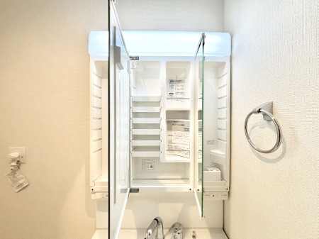 ���̑����� �O�ʋ��̗��ɁA���ϕi��q���p�i�Ȃǂ����[�\�B���ʑ����������ƕۂ��܂��I