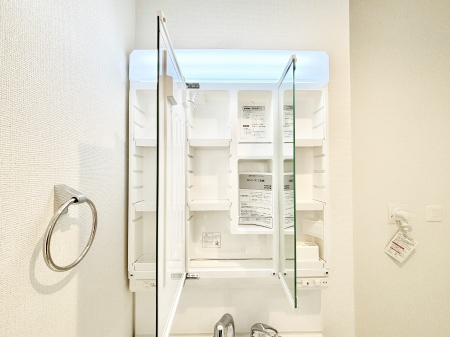 ���̑����� �O�ʋ��̗��ɁA���ϕi��q���p�i�Ȃǂ����[�\�B���ʑ����������ƕۂ��܂��I