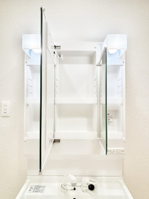 ���̑����� �O�ʋ��̗��ɁA���ϕi��q���p�i�Ȃǂ����[�\�B���ʑ����������ƕۂ��܂��I