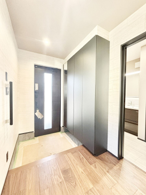 ���� �K���X�X���b�g�̓��������փh�A�������Ɍ���͂��Ă���܂�